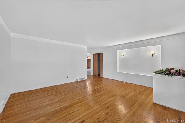 33237 Hampshire Road, Livonia, MI 48154