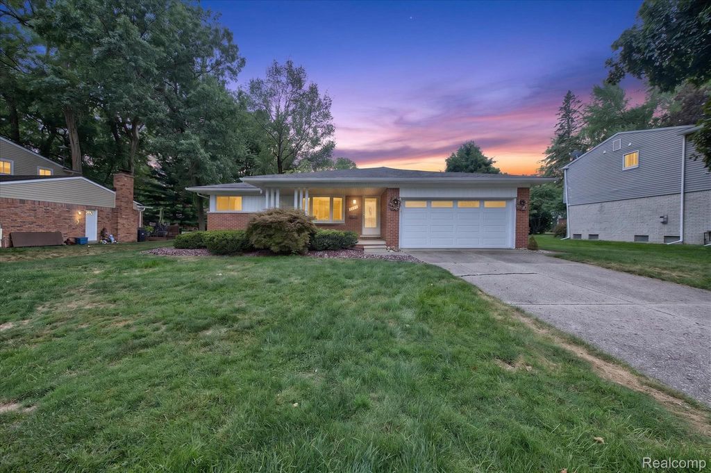 33237 Hampshire Road, Livonia, MI 48154