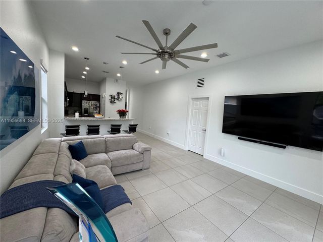 885 NE 3rd Ave, Homestead, FL 33030