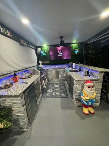 885 NE 3rd Ave, Homestead, FL 33030