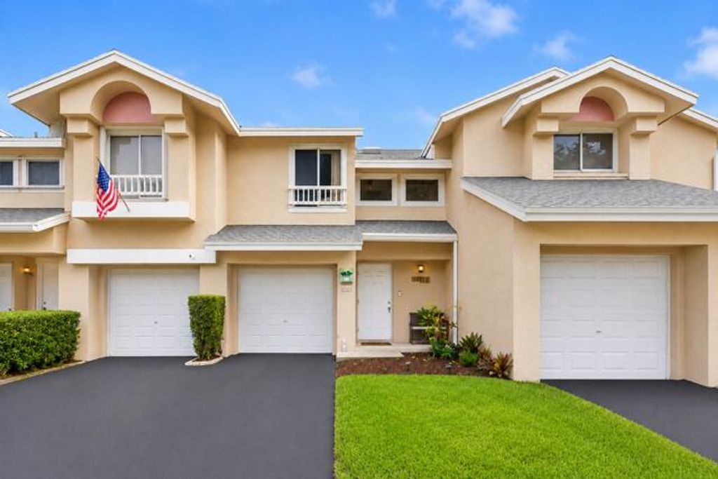 2269 DISCOVERY Circle W, Deerfield Beach, FL 33442