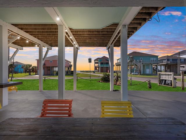 2901 Lakeside Drive, Crystal Beach, TX 77650