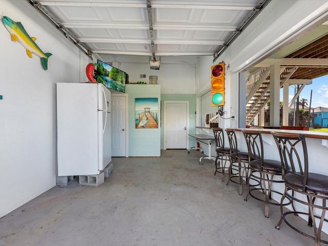 2901 Lakeside Drive, Crystal Beach, TX 77650