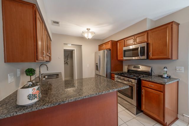 1900 Wisteria Court 6, Naperville, IL 60565