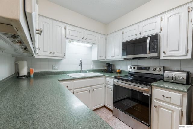 910 S 153rd Court, Omaha, NE 68154