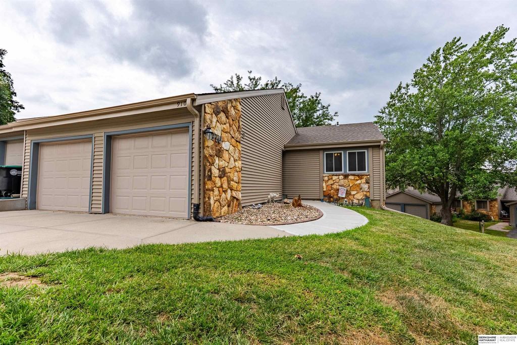 910 S 153rd Court, Omaha, NE 68154