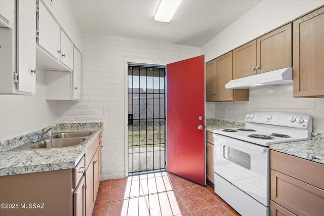 1408 N Hualpai Road, Tucson, AZ 85745