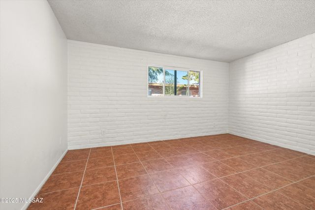 1408 N Hualpai Road, Tucson, AZ 85745