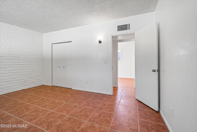 1408 N Hualpai Road, Tucson, AZ 85745