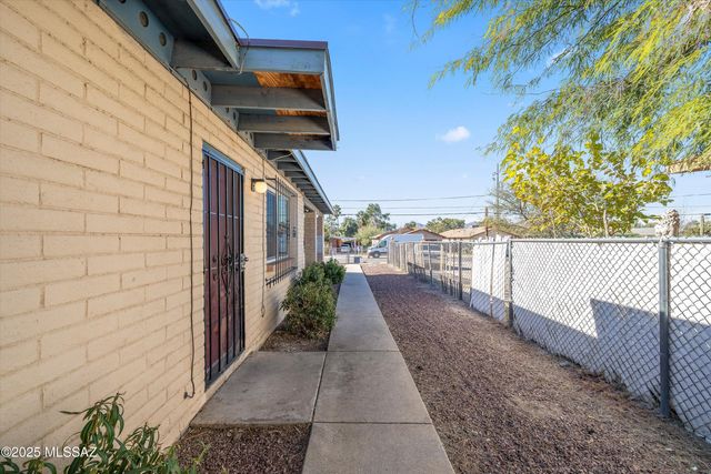 1408 N Hualpai Road, Tucson, AZ 85745