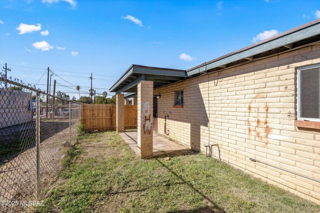 1408 N Hualpai Road, Tucson, AZ 85745