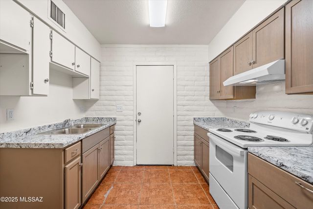 1408 N Hualpai Road, Tucson, AZ 85745