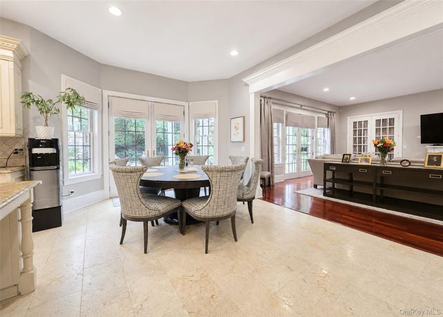6 Boxwood Way, Manhasset, NY 11030