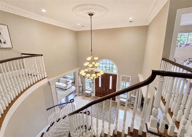 6 Boxwood Way, Manhasset, NY 11030