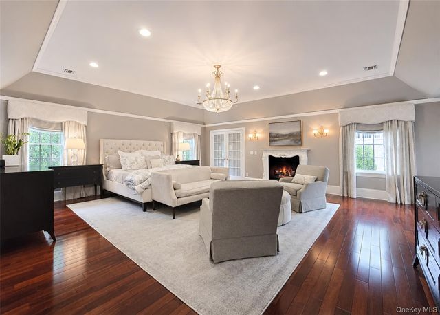 6 Boxwood Way, Manhasset, NY 11030