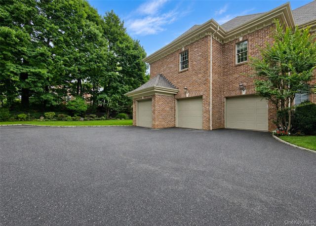 6 Boxwood Way, Manhasset, NY 11030