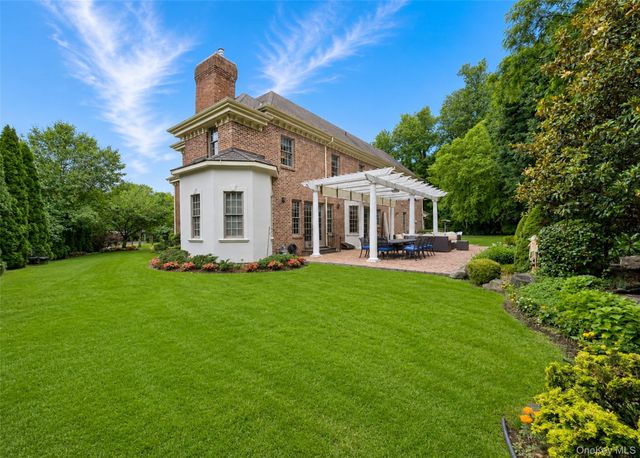 6 Boxwood Way, Manhasset, NY 11030