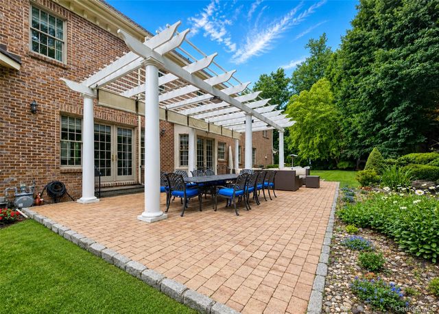 6 Boxwood Way, Manhasset, NY 11030