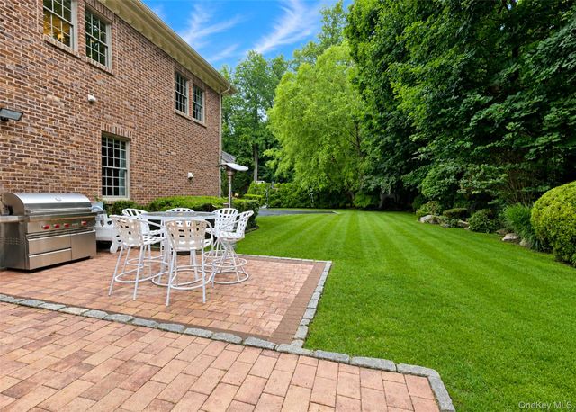 6 Boxwood Way, Manhasset, NY 11030