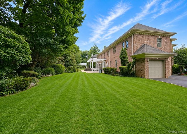 6 Boxwood Way, Manhasset, NY 11030