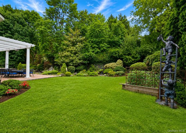 6 Boxwood Way, Manhasset, NY 11030