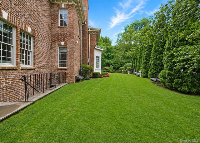 6 Boxwood Way, Manhasset, NY 11030