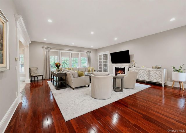 6 Boxwood Way, Manhasset, NY 11030