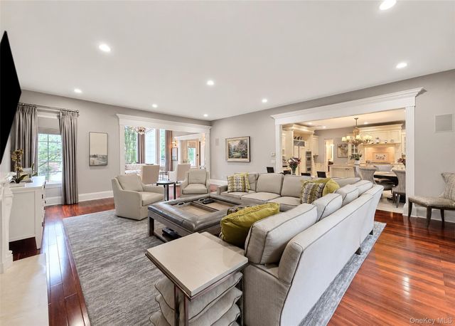 6 Boxwood Way, Manhasset, NY 11030