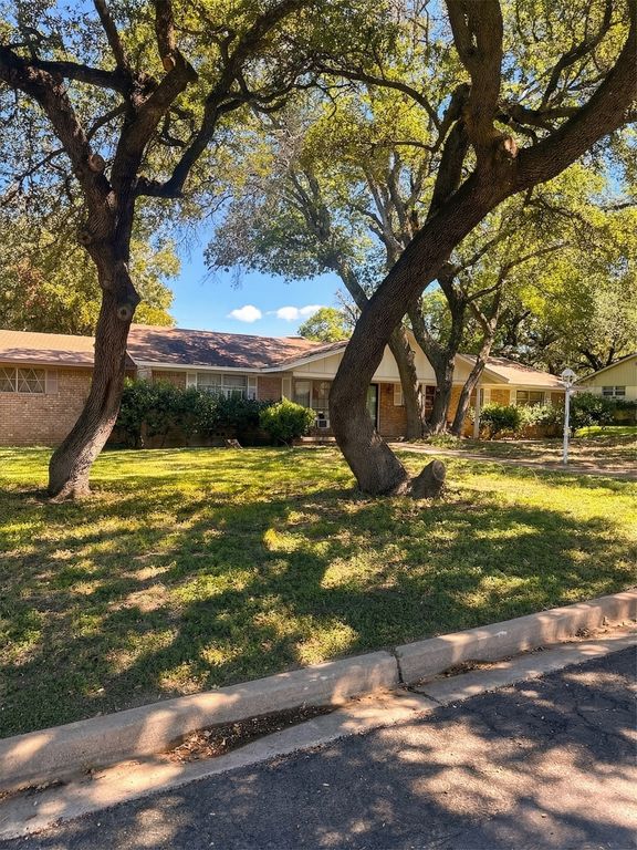 409 White Hall Road, Woodway, TX 76712