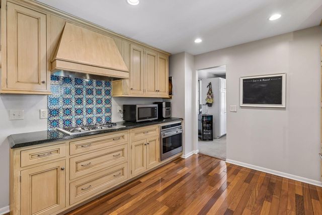 1212 Balsam Trail E, Eagan, MN 55123