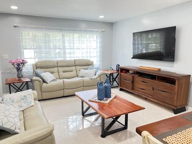 905 NW 107th Ave, Pembroke Pines, FL 33026