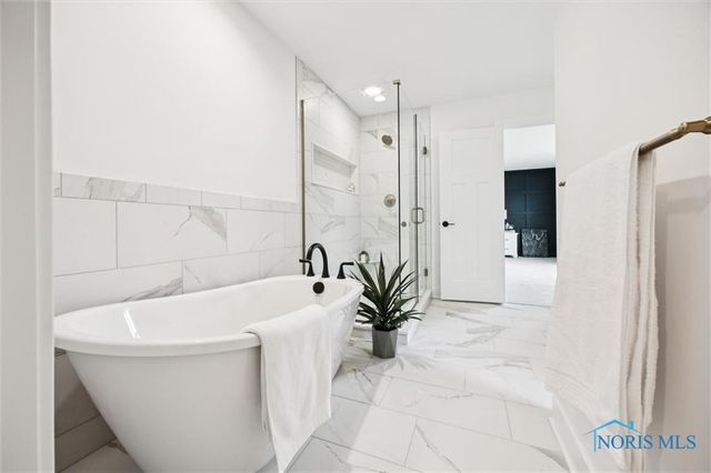 999 Stoneleigh Drive, Perrysburg, OH 43551