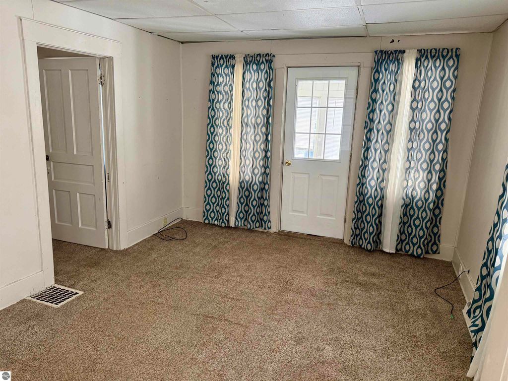 Image 10 of property listing at 1028 Euclid, Alma, MI 48801