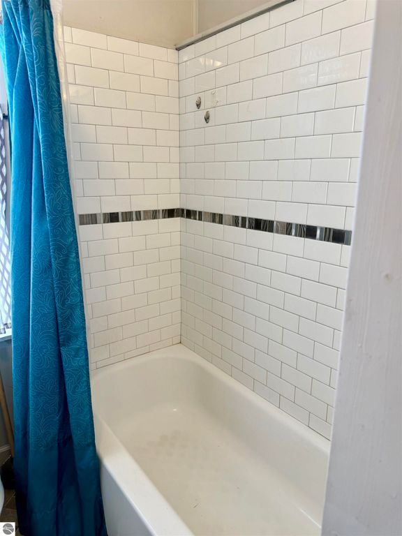 Image 16 of property listing at 1028 Euclid, Alma, MI 48801