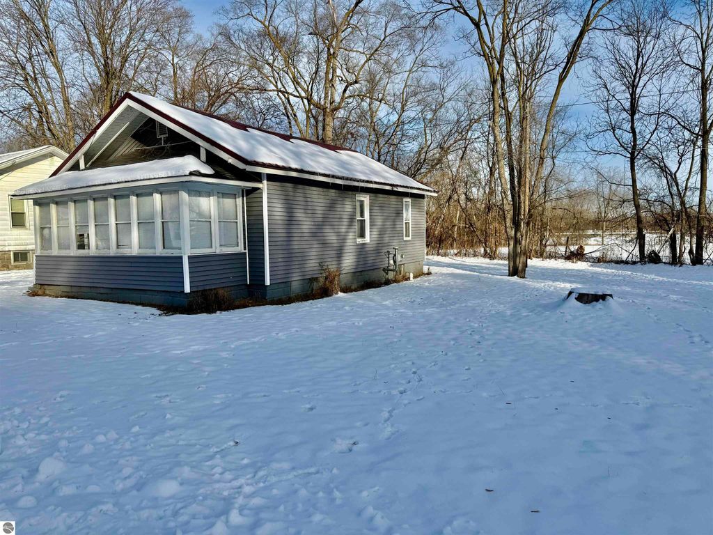 Image 2 of property listing at 1028 Euclid, Alma, MI 48801