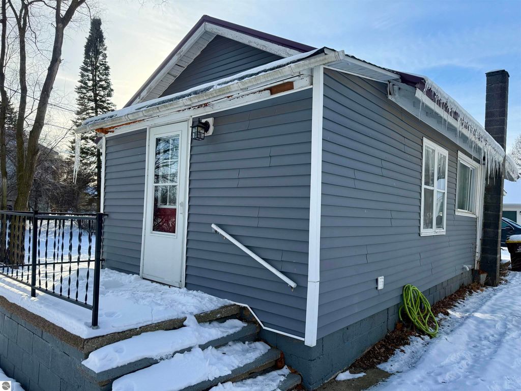 Image 3 of property listing at 1028 Euclid, Alma, MI 48801