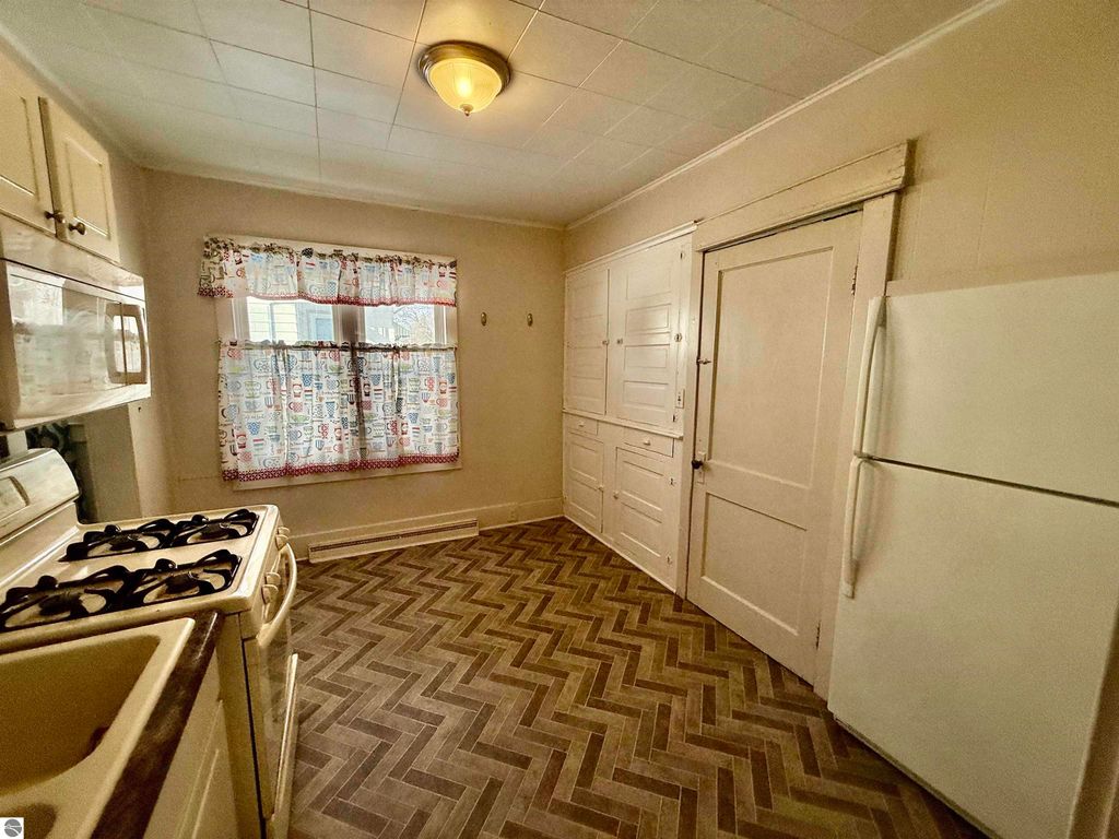 Image 7 of property listing at 1028 Euclid, Alma, MI 48801