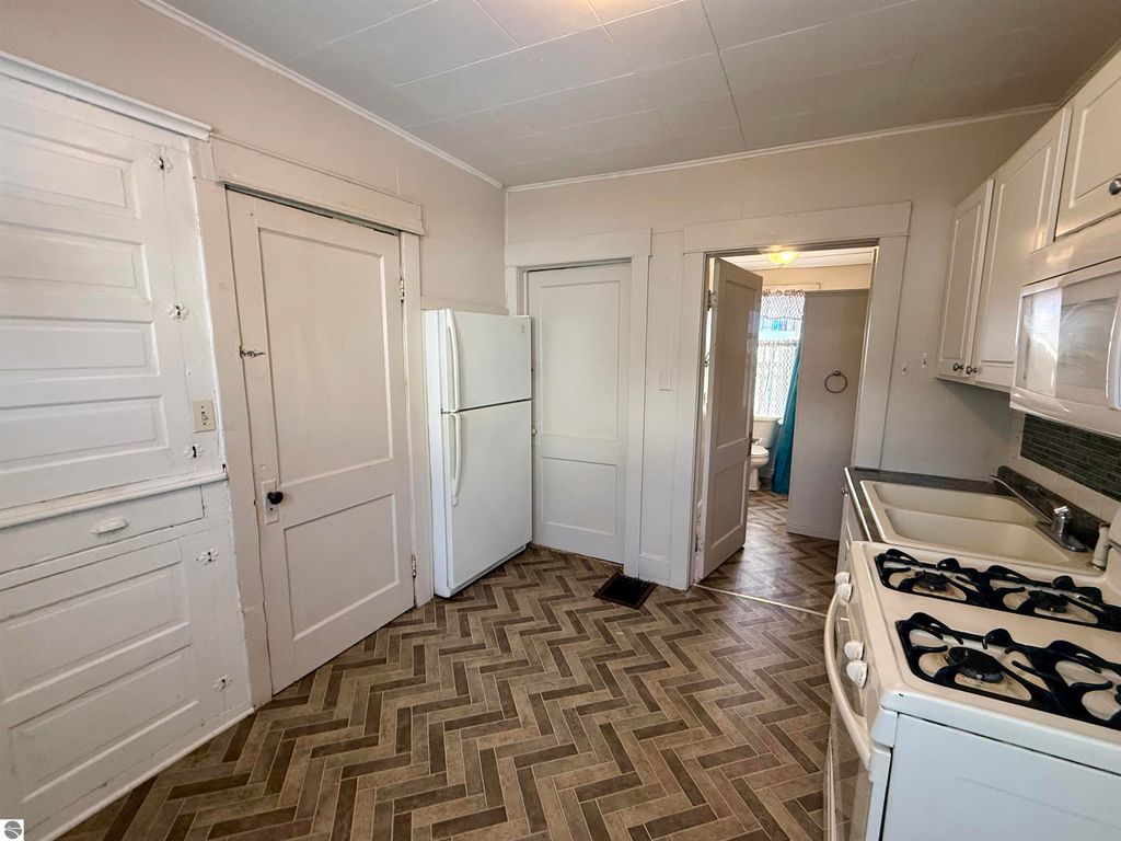 Image 8 of property listing at 1028 Euclid, Alma, MI 48801