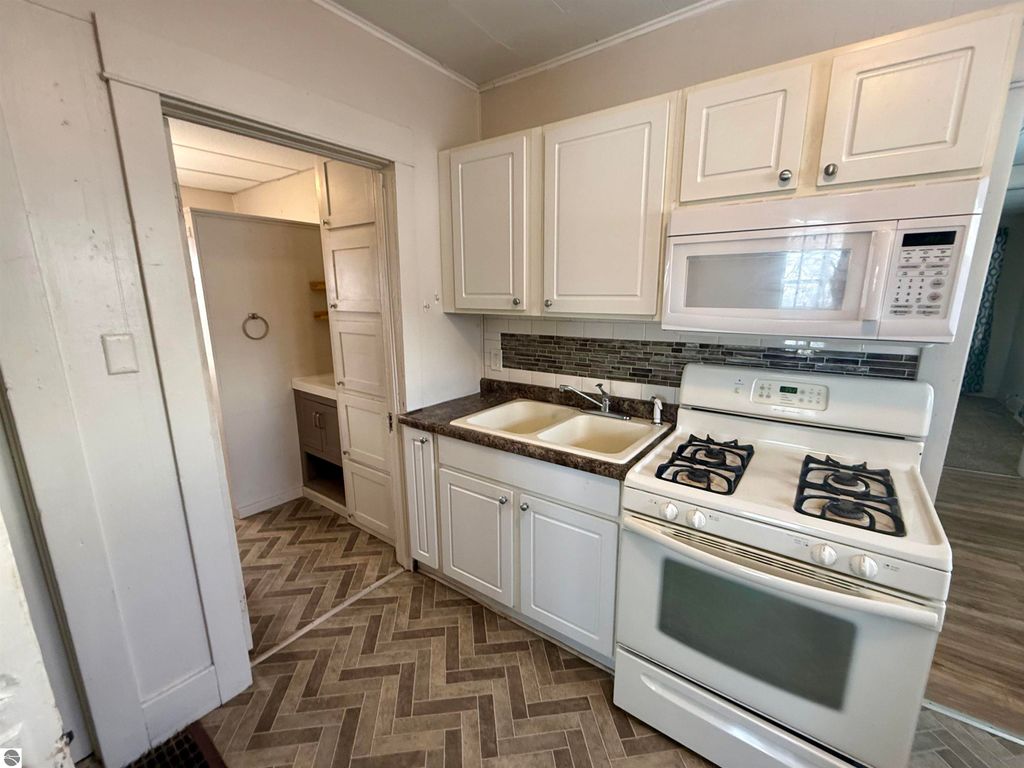 Image 9 of property listing at 1028 Euclid, Alma, MI 48801