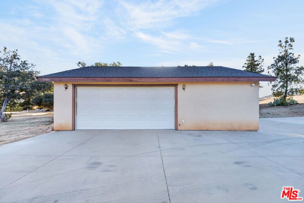 Image 11 of property listing at 33201 Barber Road, Santa Clarita, CA 91390