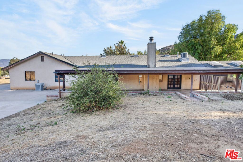 Image 6 of property listing at 33201 Barber Road, Santa Clarita, CA 91390