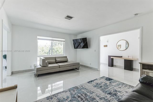 633 N Crescent Drive, Hollywood, FL 33021