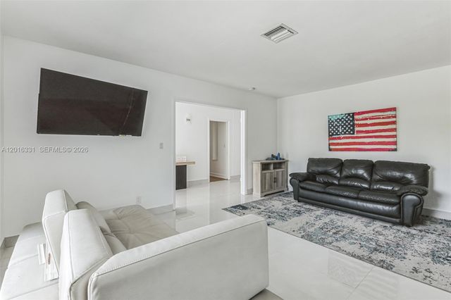 633 N Crescent Drive, Hollywood, FL 33021