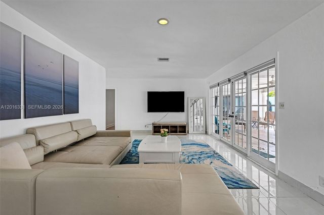 633 N Crescent Drive, Hollywood, FL 33021