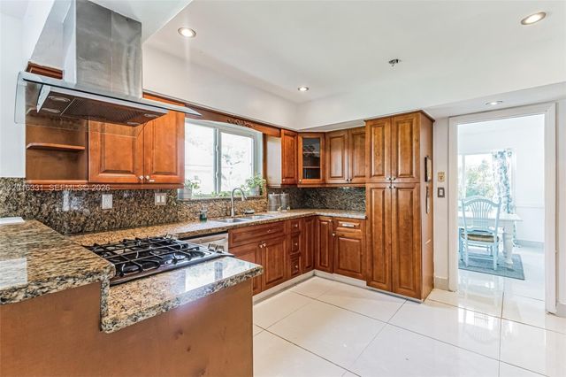 633 N Crescent Drive, Hollywood, FL 33021