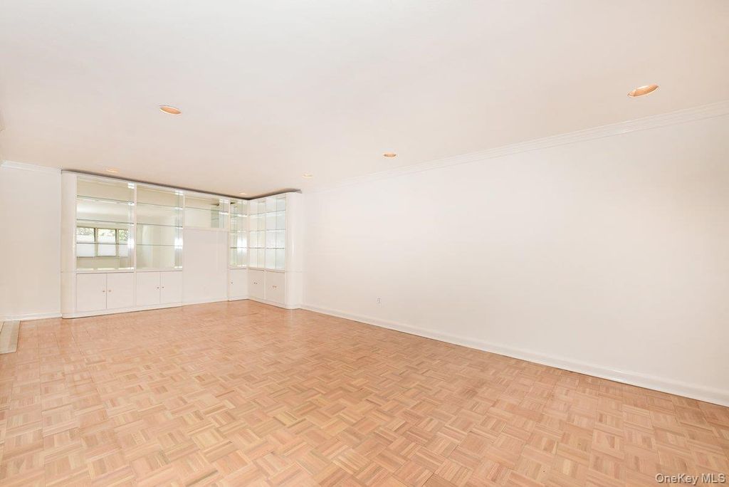 180 S Middle Neck Road 1-J, Great Neck, NY 11021 — photo 5