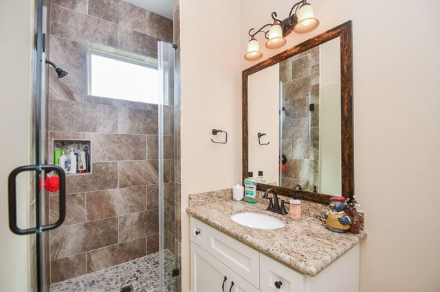 1126 W 16th Street B, Houston, TX 77008