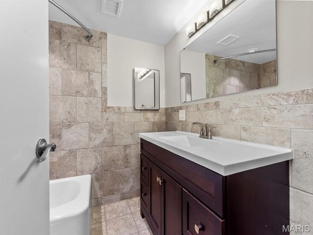 900 S Hanley Road 3D, Clayton, MO 63105