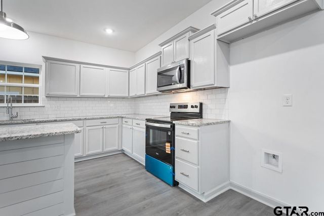 214 W Hurley Ave, Gladewater, TX 75647