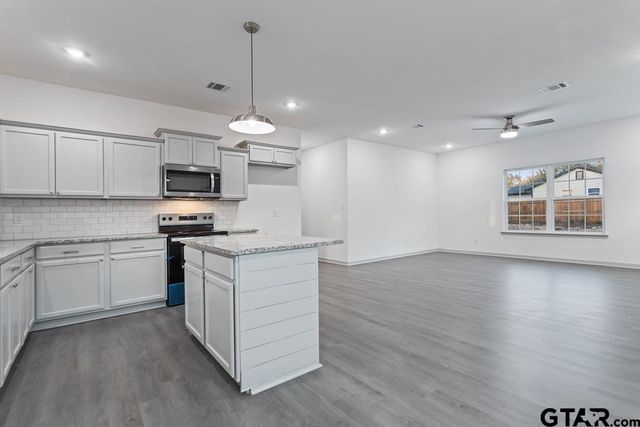 214 W Hurley Ave, Gladewater, TX 75647